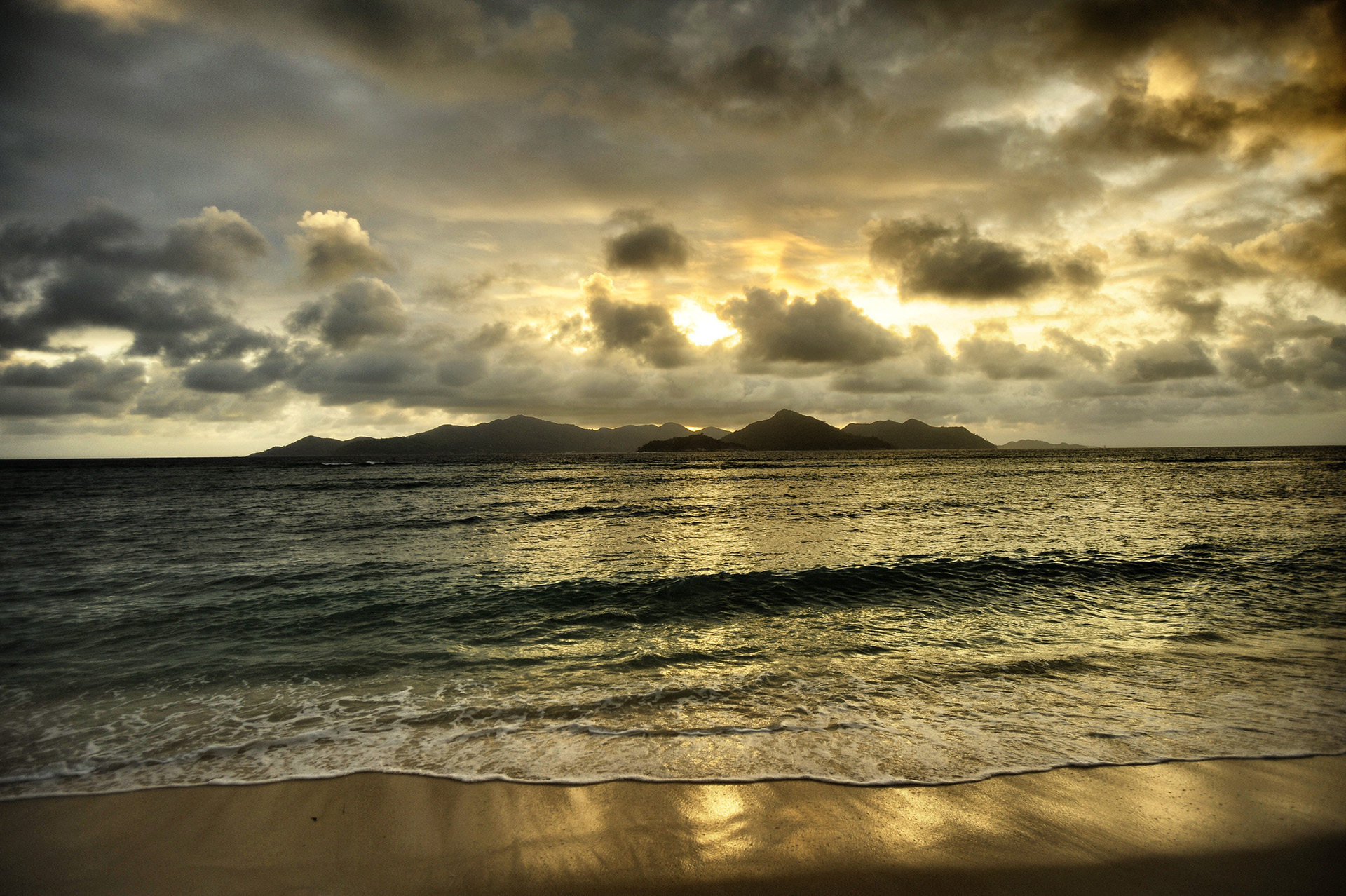 tramonto su praslin